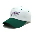 Detail der weiß-grünen Baseballkappe mit lila FLASH Stickerei und Baumwolltextur - Verstellbar / Weiß