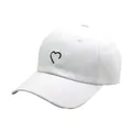 Détail d'une casquette en coton avec broderie cœur et œillets de ventilation - Blanc