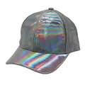 Detail des holografischen Lasermaterials mit Regenbogenreflexionen auf einer silbernen Kappe - Verstellbar / Holografisches Silber