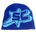 Dettaglio del berretto blu scuro con maglia jacquard SC e motivo a stella - Blu