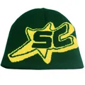 Dettaglio del berretto in maglia verde scuro con stella gialla e jacquard di lettere SC - Verde