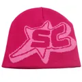 Dettaglio della trama in maglia del berretto rosa con motivo jacquard SG e stelle - Rosa Rossa