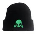 Berretto in maglia nera con ricamo alieno verde e gesti delle mani, caldo per l'inverno - Taglia unica / Nero