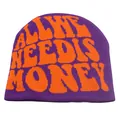 Detaillierte Strickstruktur der lila-orangen Beanie mit All We Need Is Honey Schrift - Violetter Boden Oranger Text-ALL WE NEED IS HONEY