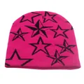 Dettaglio del berretto in maglia rosa con motivi a stelle nere e trama morbida intrecciata - Taglia unica / Rosso rosa