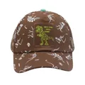 Détail de casquette enfant avec broderie dinosaure et patch texturé sur fond marron - Réglable / café