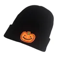 Dettaglio di un berretto in maglia nera con ricamo di zucca di Halloween arancione vivace - Taglia unica / Zucca Sorridente Classica (Stile Nero 1)