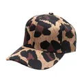 Detail einer trendigen Baseballkappe mit Leopardenmuster, gebogenem Schirm und festem Stoff - Verstellbar / Leopardenprint