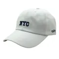 Detalle de gorra de algodón blanco con bordado NYC azul y detalle lateral del año 1987 - Blanco