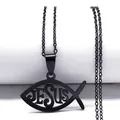 Primer plano del colgante de pez Ichthys negro con grabado Jesus y cadena mate - 50cm / Negro