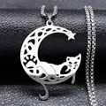 Detalle del colgante de luna y gato plateado con patrones de estrellas calados - Longitud Ajustable / Plateado