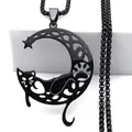 Primer plano del colgante de gato y luna negra mate con detalles calados - Longitud Ajustable / Negro