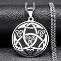 Halskette mit keltischem Knoten und Triskelion-Anhänger aus Edelstahl auf schwarzem Leder - 50cm / Silber