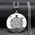 Gros plan du pendentif Fleur de Vie en acier inoxydable avec phases lunaires sur cuir - Argent