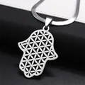 Détail du pendentif Main de Fatma avec motifs floraux géométriques en acier argenté - Argent