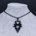 Collier gothique noir avec pendentif lune géométrique et triangles sur mannequin - Noir / 40CM