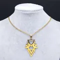 Collier géométrique lune et triangle en acier inoxydable doré sur un mannequin - Or / 40CM