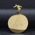 Detailansicht des goldenen Siegels von Salomon Schlüsselanhängers mit Erzengel Gravur - Gold