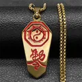 Vue macro du pendentif Bagua doré avec gravure Chi Ling sur fond de cuir noir - Or Rouge