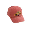 Détail d'une casquette enfant rouge délavé avec broderie détaillée de pelle jaune - Réglable (48-54cm) / Pelleteuse Rouge Orangé
