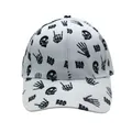 Detalle de gorra de béisbol blanca con estampados de calaveras negras y motivos BOO - Ajustable / Blanco