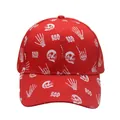 Detalle de gorra de béisbol roja con estampado blanco de calavera y mano esqueleto - Ajustable / Rojo