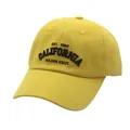 Detailopname van het vintage California borduursel en stiksels op een gele katoenen baseballpet - Geel (California)