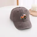 Donkergrijze kinderhonkbalpet van gewassen katoen met kleurrijk tractor borduursel - Verstelbaar (48-54cm) / Tractor Koffie