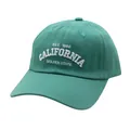 Detail van groenblauwe baseballpet met wit 3D California Golden State borduursel - Smaragd (California)