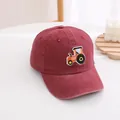 Vintage gewassen katoenen honkbalpet voor kinderen in bordeaux met tractor borduursel - Verstelbaar (48-54cm) / Wijnrode Tractor