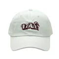 Détail de la broderie LOVE rouge sur casquette de baseball en coton blanc à six panneaux - Réglable / Blanc