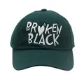Detail der dunkelgrünen Baseballkappe mit weißem BROKEN BLACK Stickerei und Herz - Verstellbar / Grün