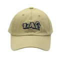 Détail de la broderie 3D 'LOVE' bleu marine sur une casquette de baseball en coton kaki - Réglable / Kaki