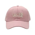 Detailopname van de hoogwaardige LOVE-borduring op deze roze katoenen honkbalpet voor dames - Verstelbaar / Roze