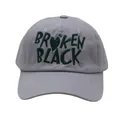 Detail der bestickten 'BROKEN BLACK' Schrift auf der grauen Baumwoll-Basecap - Verstellbar / Grau