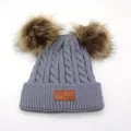 Berretto invernale in maglia grigia per bambini con doppi pompon in pelliccia e logo in pelle - Bambini / Grigio