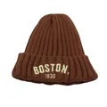 Vista de detalle del gorro de punto marrón con bordado BOSTON 1630 en color blanco crudo - Ajustable / Caramelo