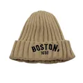 Detalle del bordado Boston en el gorro de punto acanalado caqui para bebés y niños - Ajustable / Caqui Oscuro
