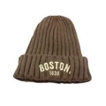 Détail du bonnet enfant en maille marron avec broderie BOSTON 1630 de couleur crème - Réglable (48-54cm) / Chameau