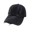 Detailopname van zwarte vintage baseballcap met scheuren en gewassen katoenen materiaal - Verstelbaar / Zwart