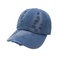 Detail van vintage gewassen denim baseballpet met versleten gaten en rafelige randen - Verstelbaar / Blauw