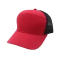 Detail der rot-schwarzen Mesh-Trucker-Cap mit atmungsaktivem Netz und Ziernähten - Schlichter Stil / Schlicht Rot