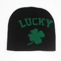 Berretto in maglia nera con scritta LUCKY verde e motivo a quadrifoglio per l'inverno - Taglia unica / Stile con Motivo LUCKY / Nero
