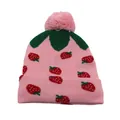 Roze gebreide muts voor meisjes met aardbeienpatroon en een grote zachte pompon - Eén maat / Roze