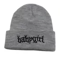 Graue Strickmütze mit schwarzer Babygirl Bestickung im Gothic-Stil auf weißem Grund - Einheitsgröße / Grau