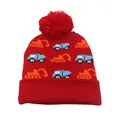 Dettaglio del berretto rosso con motivi di escavatori e pompon per bimbi in inverno - 48-52cm / Rosso