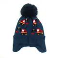 Détails du tricot et du pompon sur le bonnet d'hiver bleu marine à motif excavatrice - Taille unique (3-12 ans) / Bleu marine