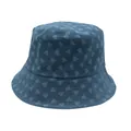Λεπτομέρεια του μπλε denim bucket καπέλου με μικρά λευκά σχέδια καρδιάς και στενό γείσο - M / Σκούρο Μπλε Ολόσωμη Εκτύπωση Καρδιά