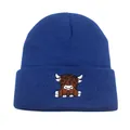 Dettaglio di un berretto in maglia blu scuro con ricamo di mucca delle Highlands sul bordo - Taglia unica / Blu