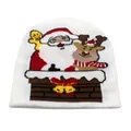 Détail du bonnet de Noël blanc en maille avec motifs brodés de Père Noël et rennes - Style 5: Blanc Père Noël Et Cheminée
